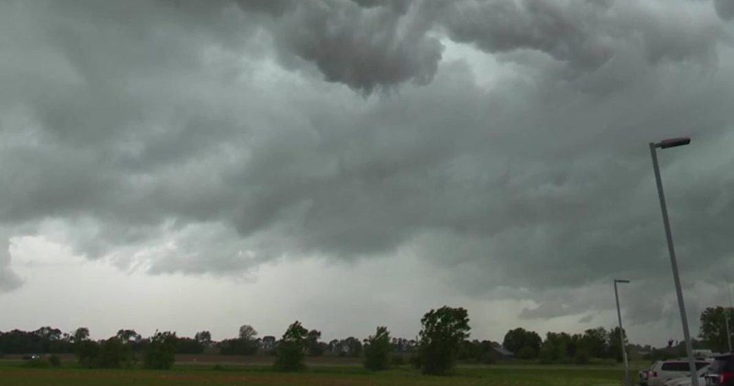 RAW: IL: SEVERE WX ROLLS THROUGH NORTHERN ILLINOIS