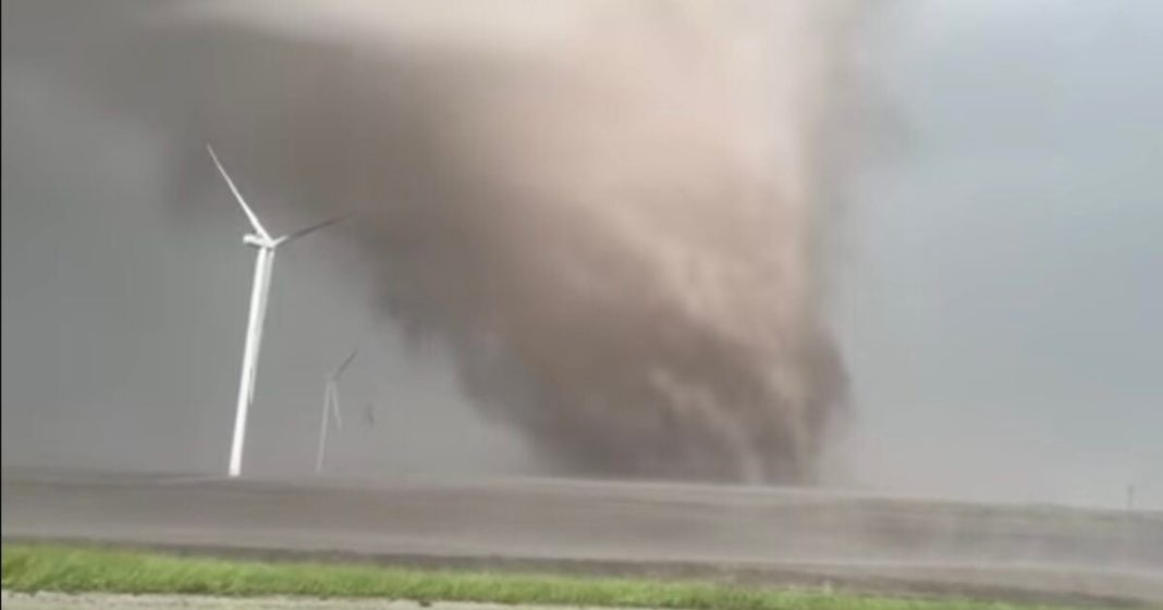 [WATCH] Dramatic Footage Shows Tornado Destroying Windmill, Multiple Twisters Ravage Iowa * 100PercentFedUp.com * by Danielle