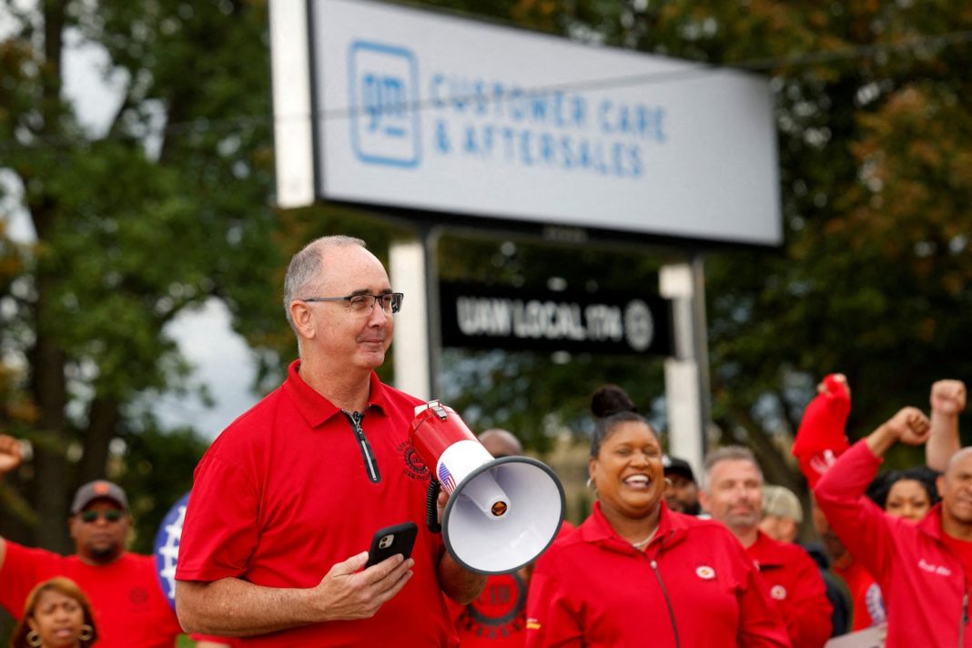 UAW president Shawn Fain faces investigation by federal court monitor 