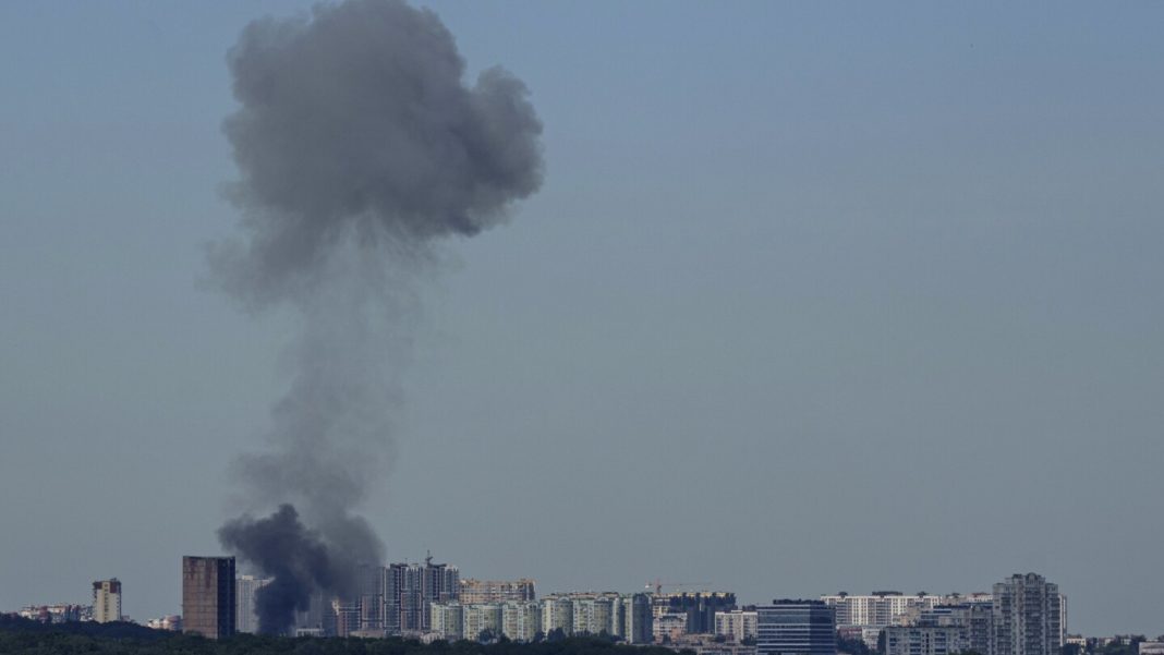 Russia uses hypersonic missiles in an attack on Kyiv. Fires break out in some city districts