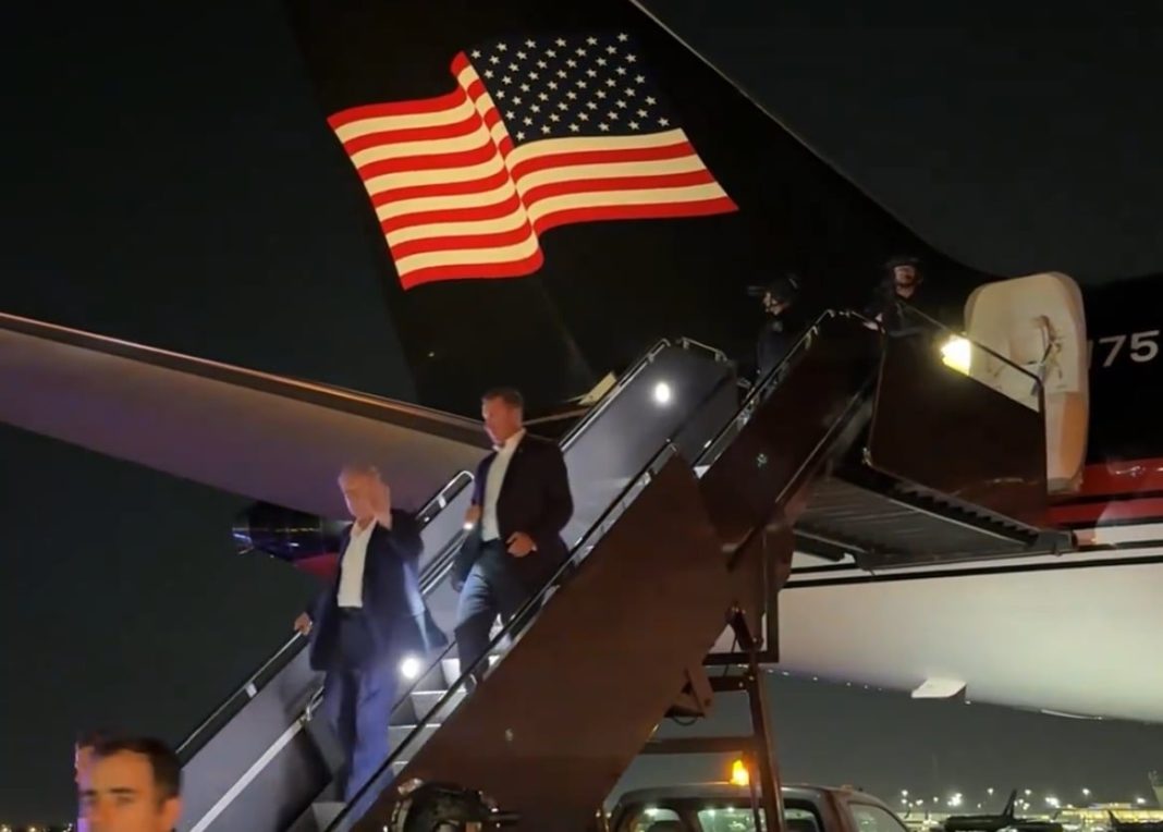 That's Our President! Trump Returns Home After Assassination Attempt, Waves to the Camera (VIDEO) | The Gateway Pundit | by Cristina Laila