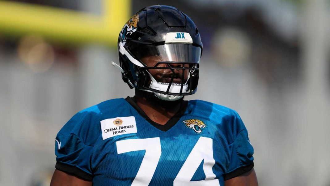 Cam Robinson exits Friday practice with shoulder injury