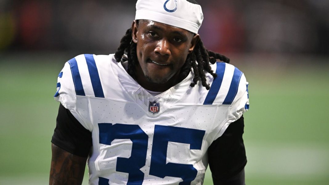 Colts activate Chris Lammons