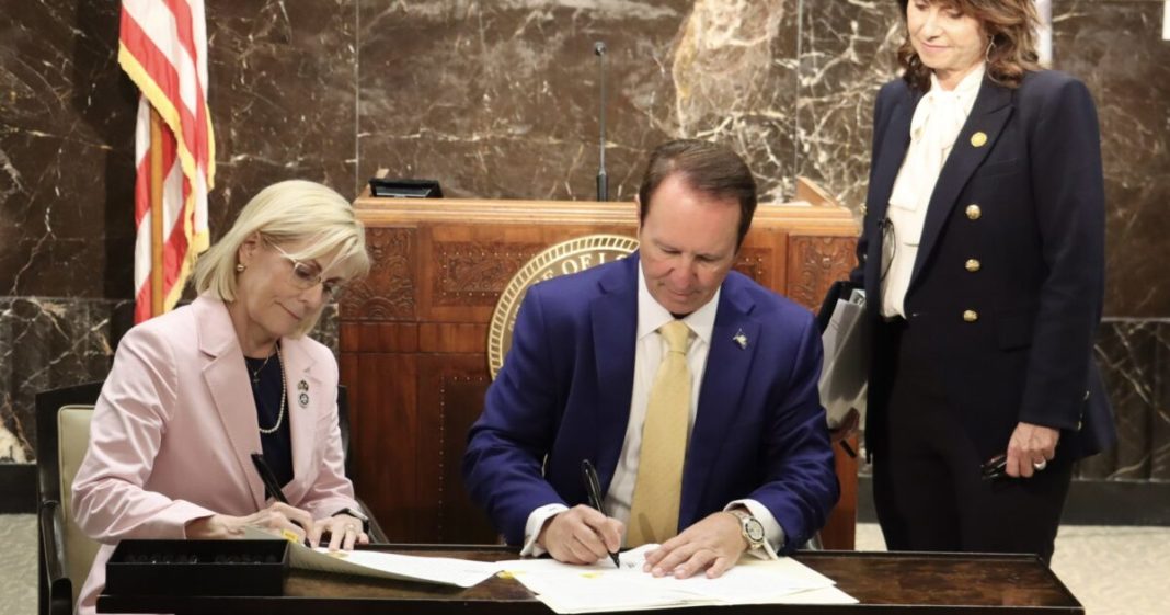 Gov. Jeff Landry Signs New Executive Order Forcing Louisiana's DMV to Share Non-Citizen Data with Secretary of State — Also Mandates Citizenship Notice for Voter Registration | The Gateway Pundit | by Jim Hᴏft