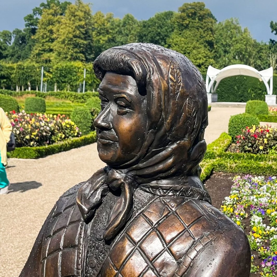 10 Things You Didn’t Know About Queen Elizabeth’s New Statue