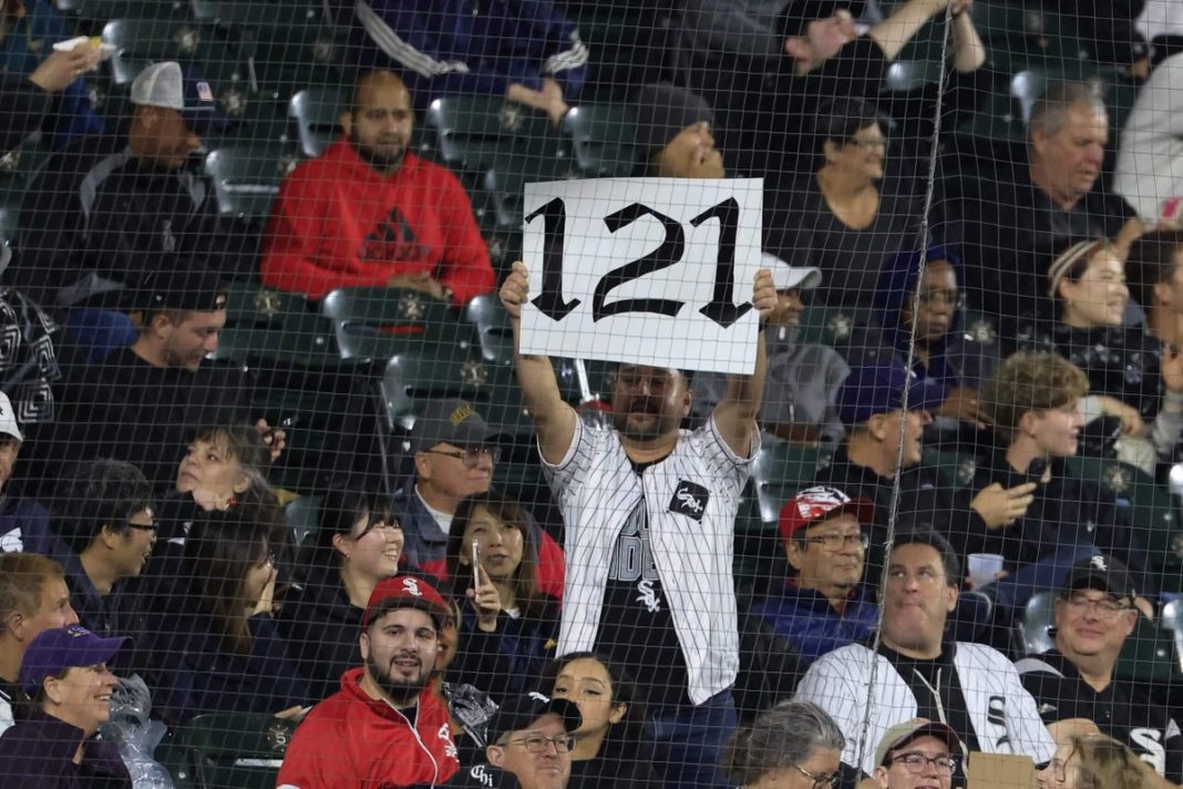 White Sox lose 121st game of season, most by any team in modern baseball history